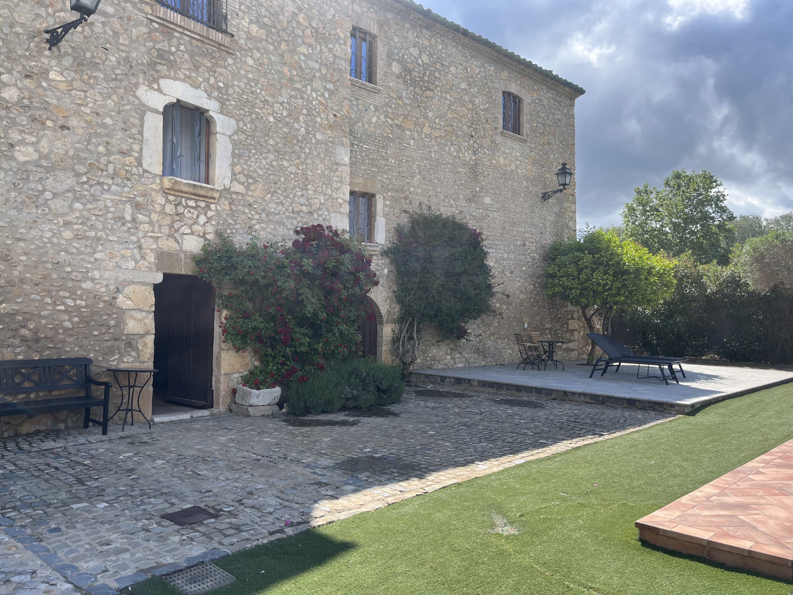Fachada y patio exterior Masía Abril