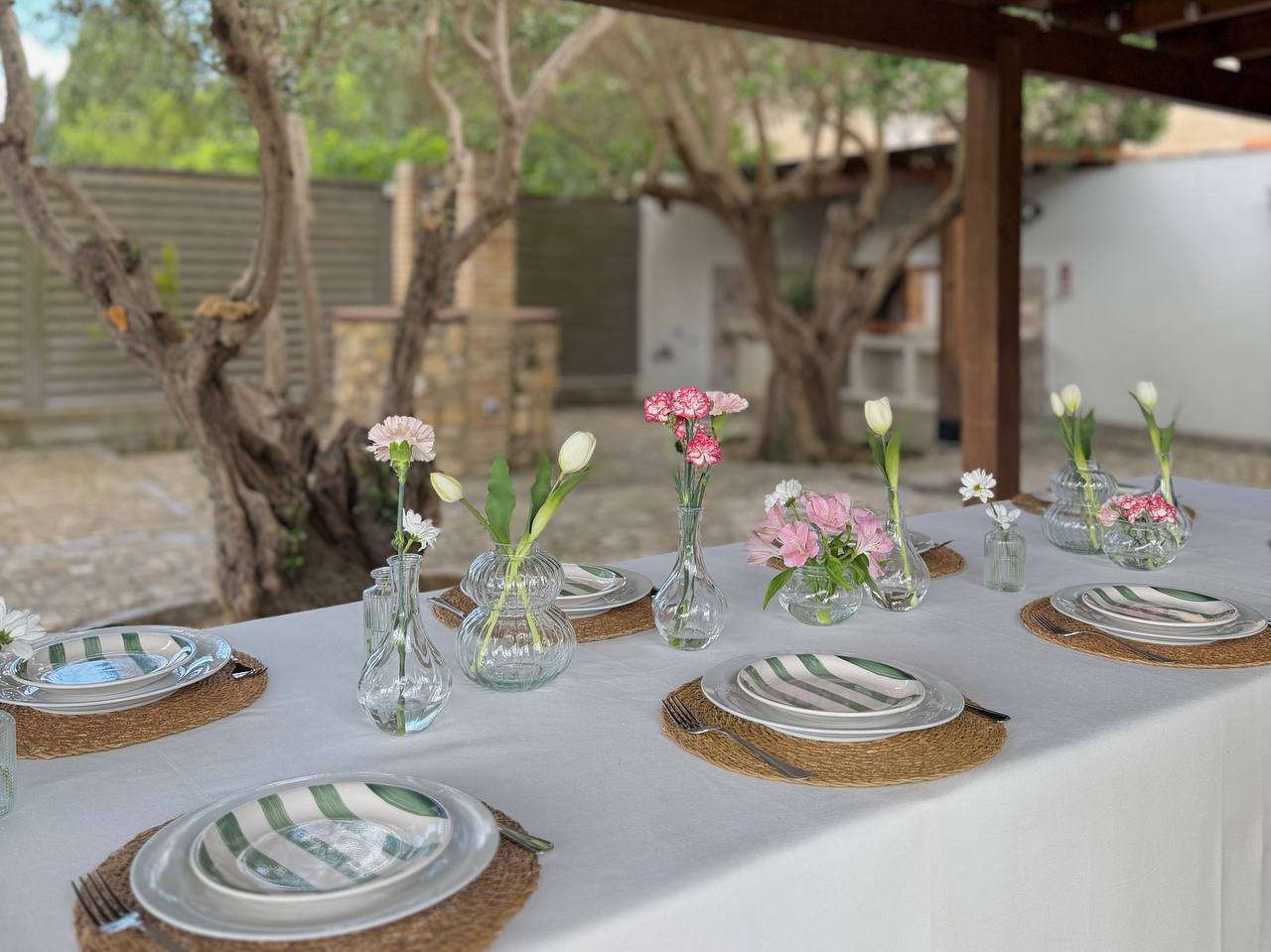Boda bajo pérgola en Masía Abril